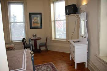 The Harbourfront Inn Saint Catharines Exterior photo